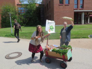 Der „foodsharing“-Bollerwagen mit geretteten Lebensmitteln